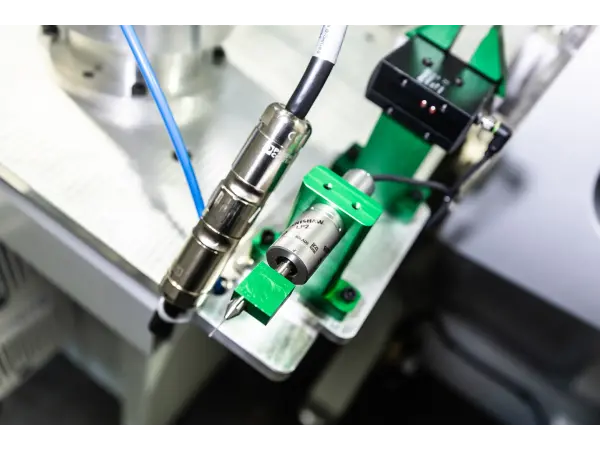 system-pomiarowy-Renishaw-zrobotyzowane-gniazdo-zaokraglanie-krawedzi-skrawajacej-Okamoto-GDS-AT-Robotics