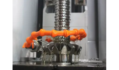 Maszyna do przeciągania pionowa hydrauliczna podczasz przeciągania wielowypustu ewolwentowego