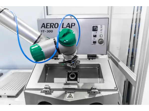 zrobotyzowane-gniazdo-zaokraglanie-krawedzi-skrawajacej-Okamoto-Aero-Lap-YT-300--GDS-AT-Robotics